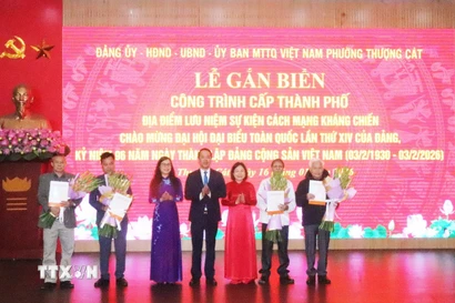 Lãnh đạo phường Thượng Cát (Hà Nội) trao quyết định gắn biển cho đại diện các gia đình và tổ dân phố Hoàng Xá. (Ảnh: Nguyễn Cúc/TTXVN)