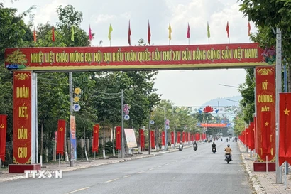 Tuyến đường trung tâm phường biên giới Tịnh Biên (An Giang) trang hoàng rực rỡ cờ, hoa. (Ảnh: Thanh Sang/TTXVN)