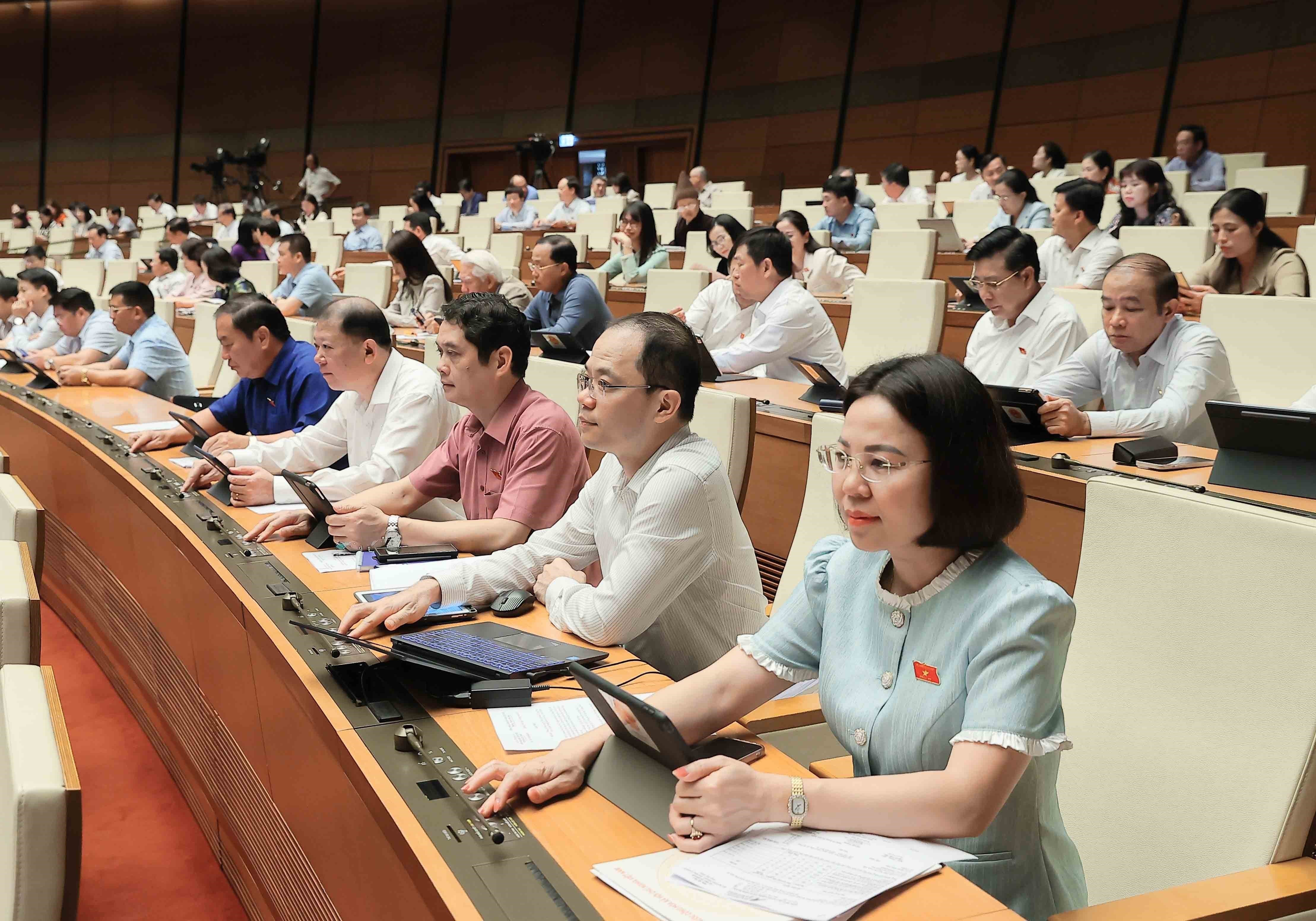 Các đại biểu Quốc hội khóa XV trong phiên làm việc tại nghị trường. (Ảnh: Doãn Tấn/TTXVN)