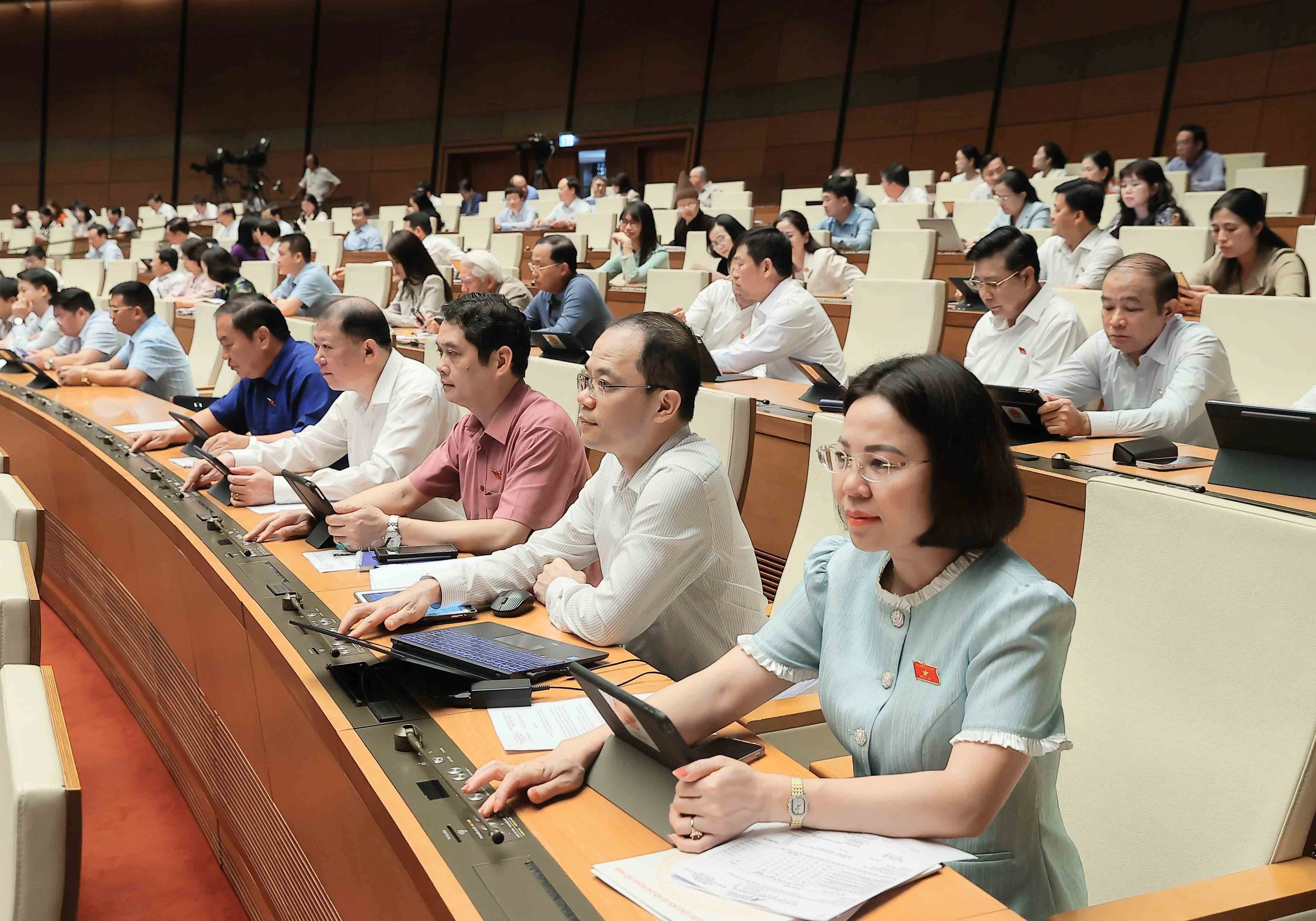 Các đại biểu Quốc hội khóa XV trong phiên làm việc tại nghị trường. (Ảnh: Doãn Tấn/TTXVN)