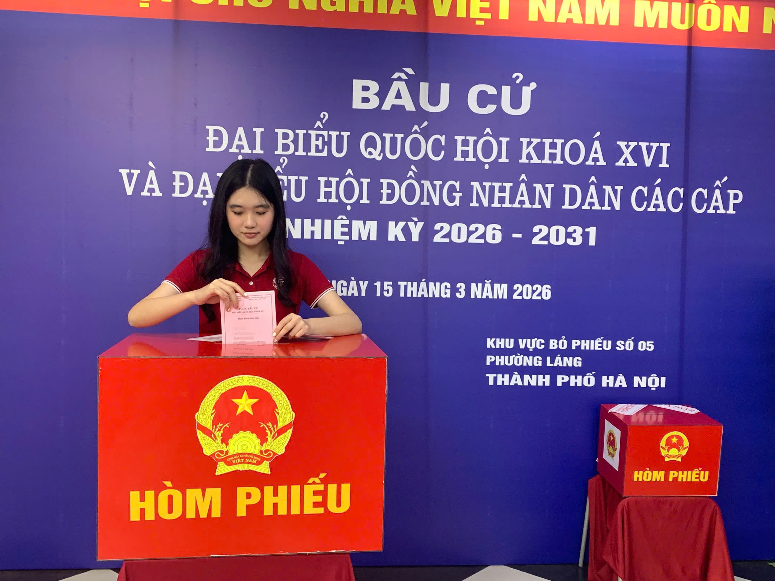 Sinh viên Trường Đại học Ngoại thương bỏ phiếu bầu cử. (Ảnh: Vietnam+)