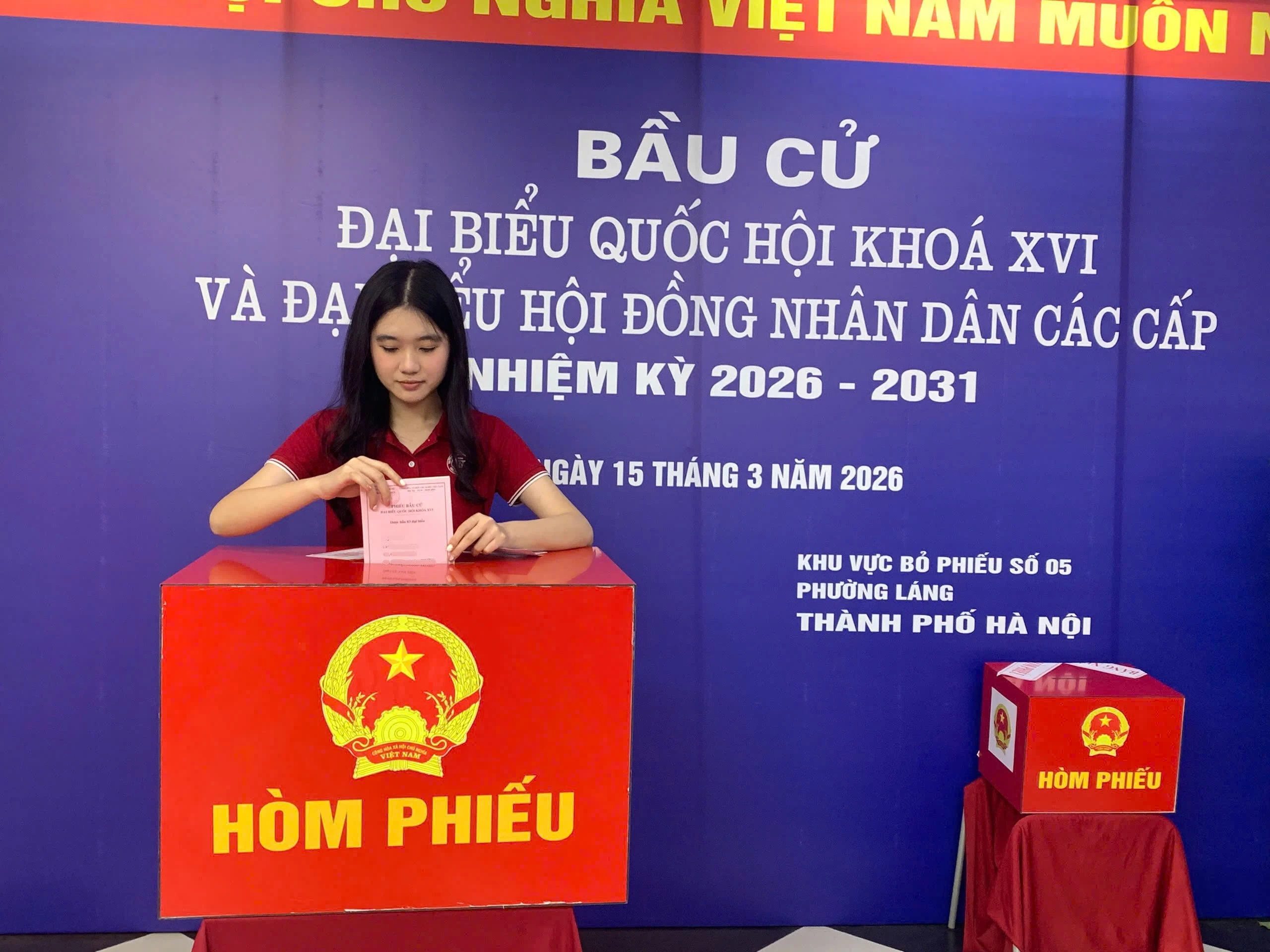 Sinh viên Trường Đại học Ngoại thương bỏ phiếu bầu cử. (Ảnh: Vietnam+)