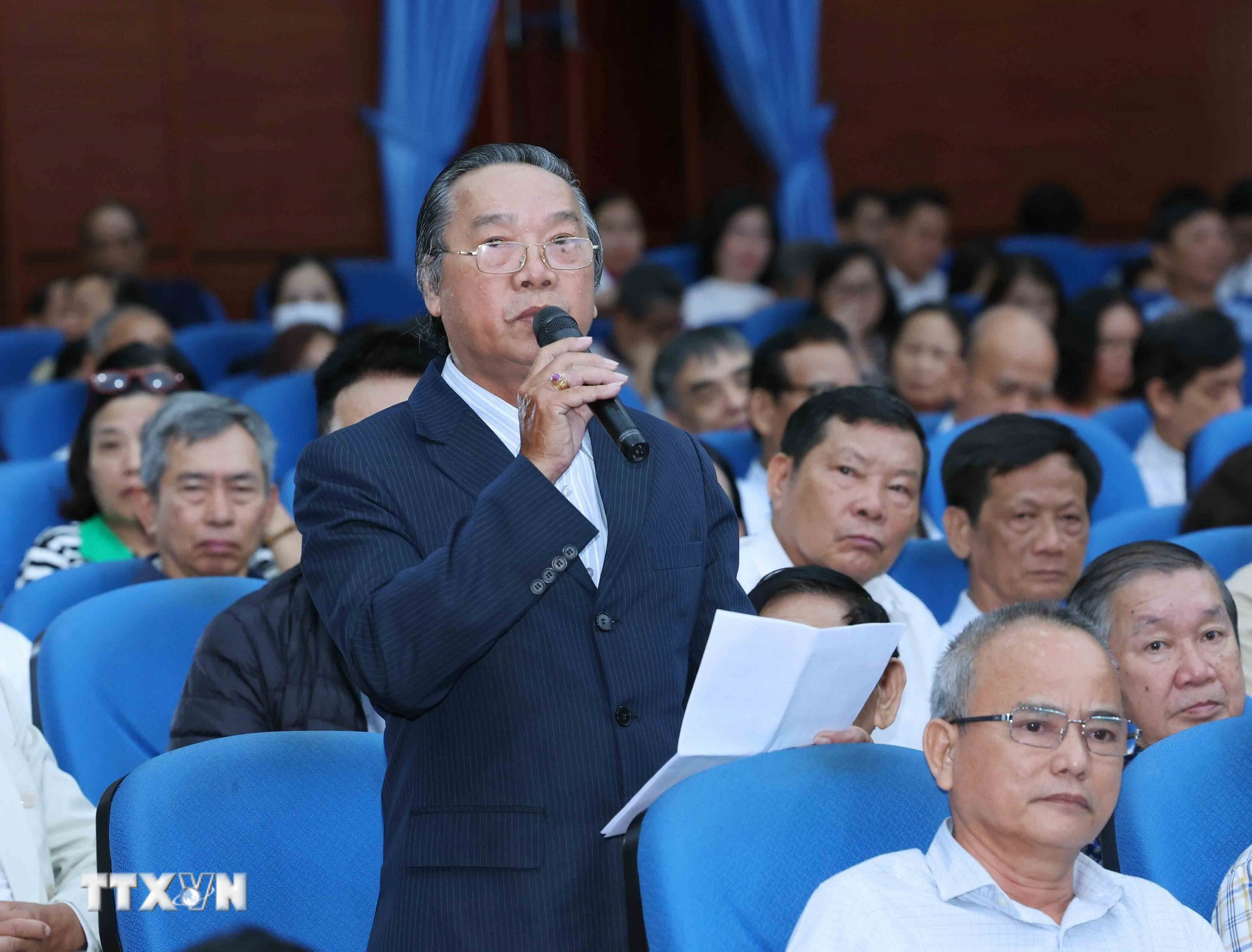 Cử tri phường Thanh Khê Ngô Nhật Anh phát biểu tại một hội nghị tiếp xúc cử tri. (Ảnh: Phương Hoa/TTXVN)