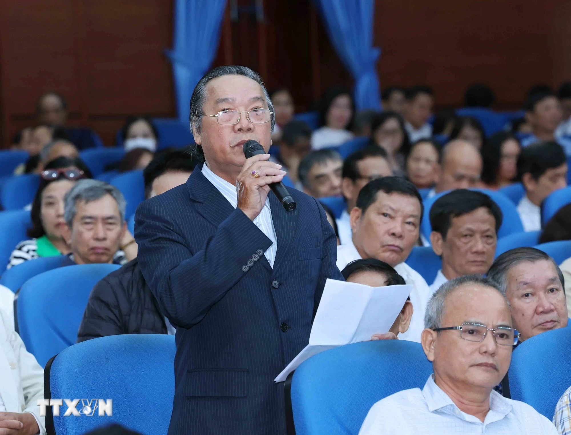 Cử tri phường Thanh Khê Ngô Nhật Anh phát biểu tại một hội nghị tiếp xúc cử tri. (Ảnh: Phương Hoa/TTXVN)