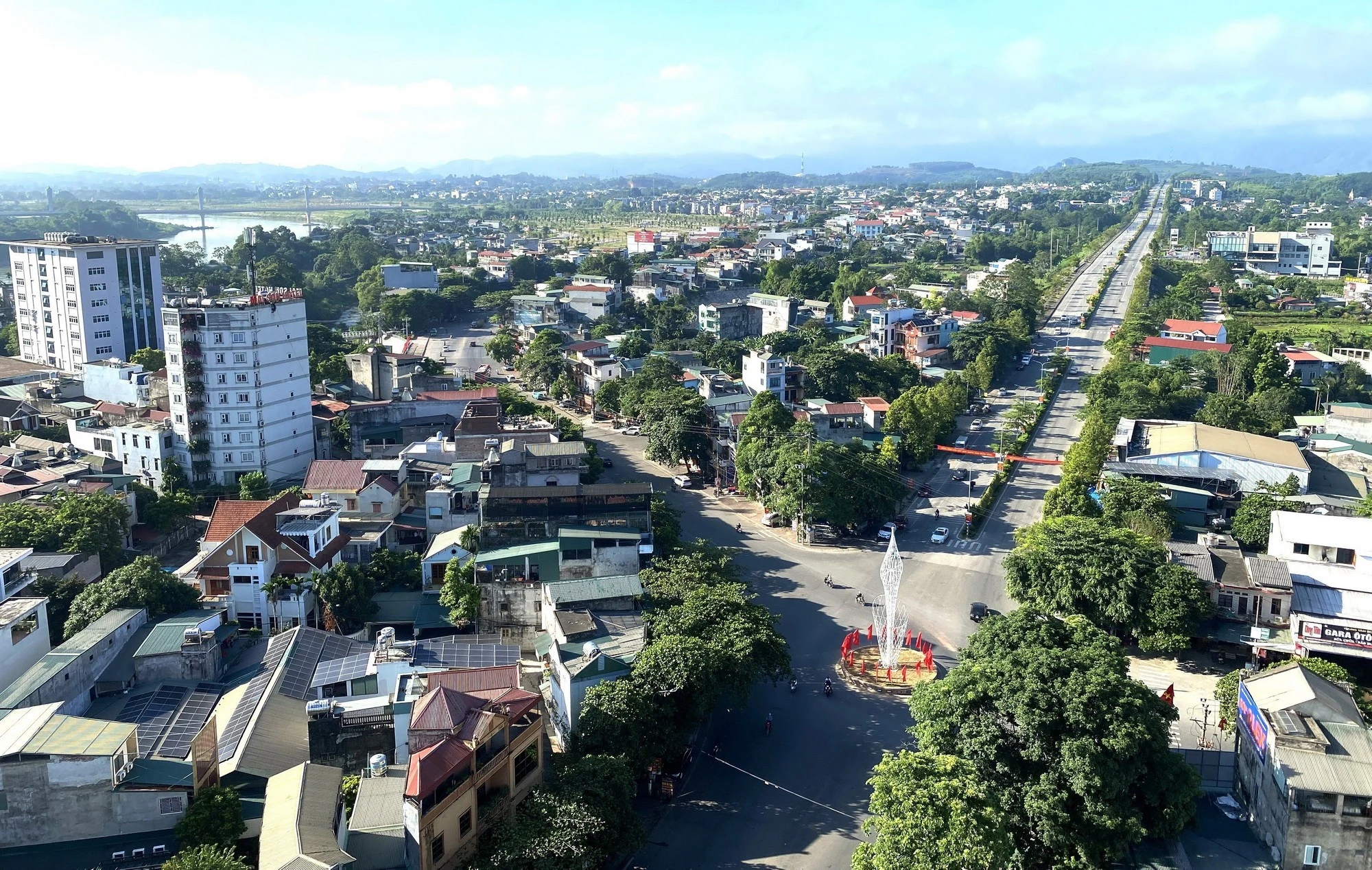 Không gian đô thị tỉnh lỵ Tuyên Quang từng ngày đổi mới, mở rộng về các hướng phát triển. (Ảnh: Minh Tâm/TTXVN)