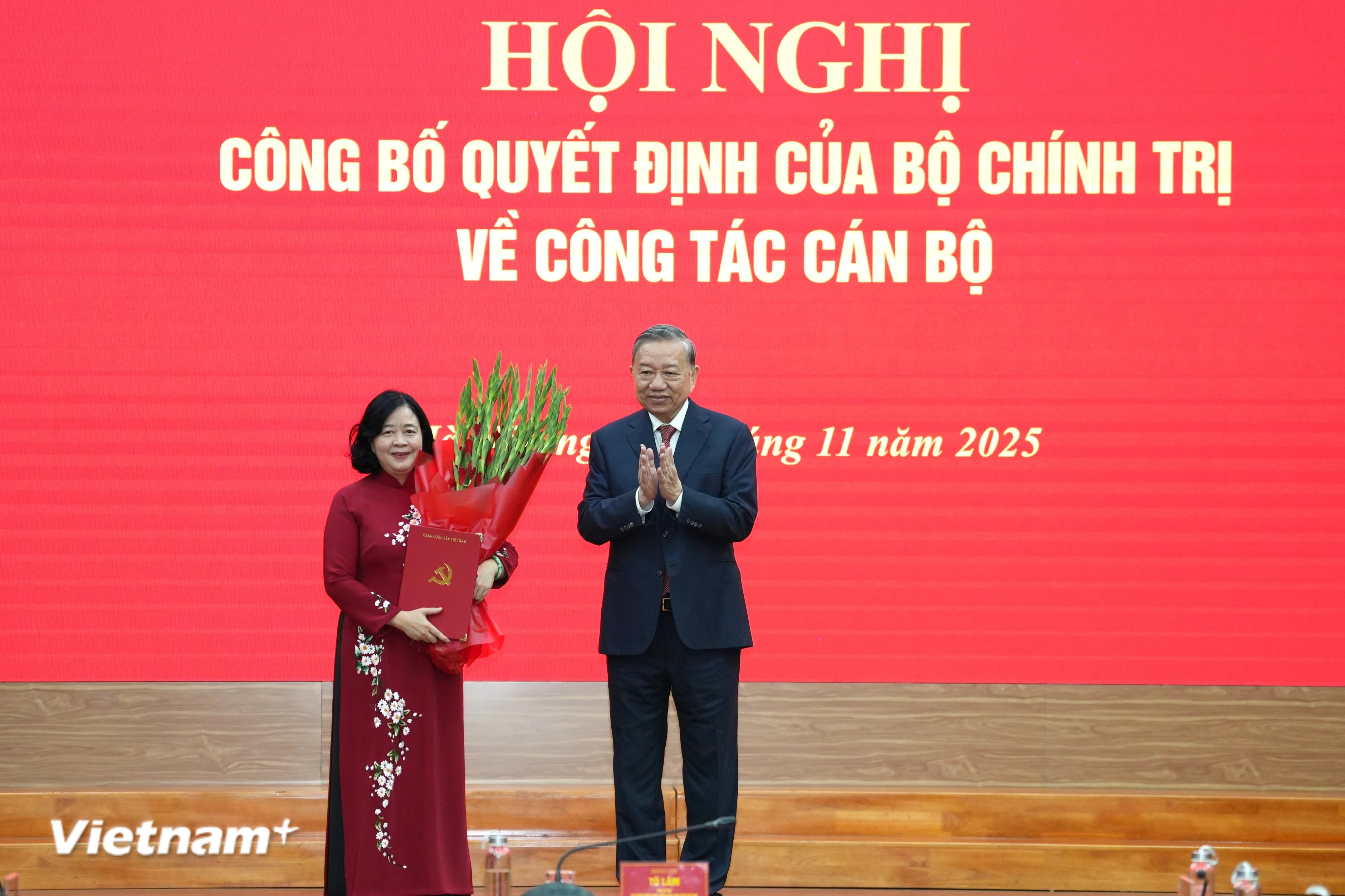Tổng Bí thư Tô Lâm trao quyết định của Bộ Chính trị tới đồng chí Bùi Thị Minh Hoài. (Ảnh; PV/Vietnam+)