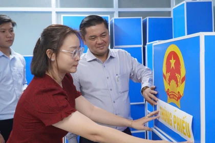 Ông Lê Lợi (trái), Phó Chủ tịch Ủy ban bầu cử phường Phú Thuận kiểm tra tiến độ công tác bầu cử tại địa phương. (Ảnh: Khánh Ly/Vietnam+)