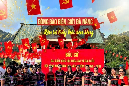 Sắc cờ nhuộm đỏ rực rỡ tại một điểm bầu cử ở xã biên giới La Êê, thành phố Đà Nẵng. (Ảnh: PV/Vietnam+) 