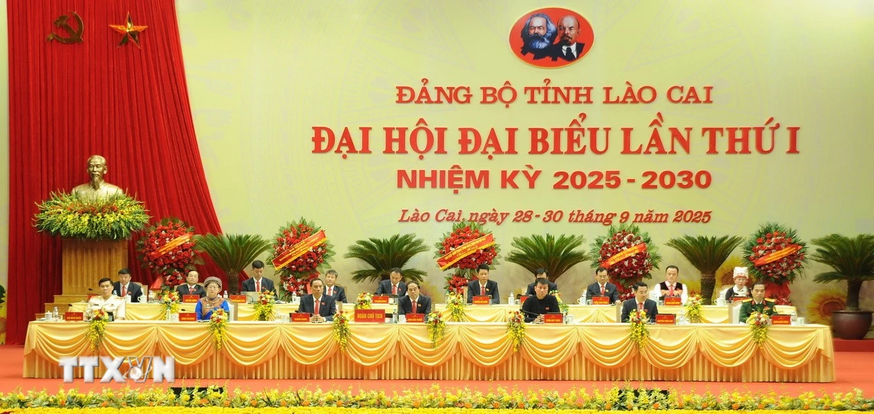 Đoàn Chủ tịch điều hành Đại hội. (Ảnh: Tuấn Khôi/TTXVN)