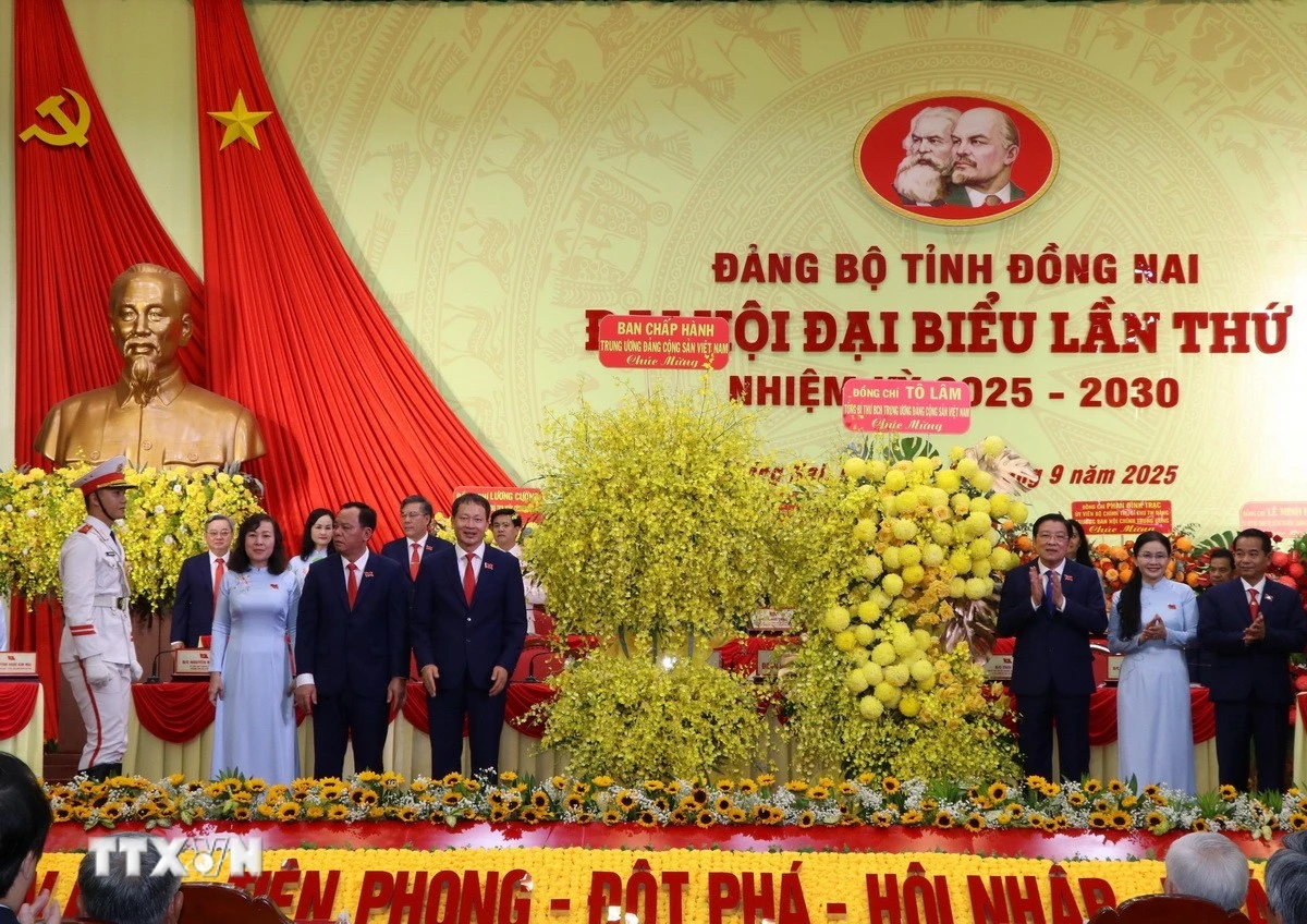 Ông Phan Đình Trạc, Ủy viên Bộ Chính trị, Bí thư Trung ương Đảng, Trưởng Ban Nội chính Trung ương trao lẵng hoa của Ban Chấp hành Trung ương và Tổng Bí thư Tô Lâm chúc mừng Đại hội. (Ảnh: Sỹ Tuyên/TTXVN)