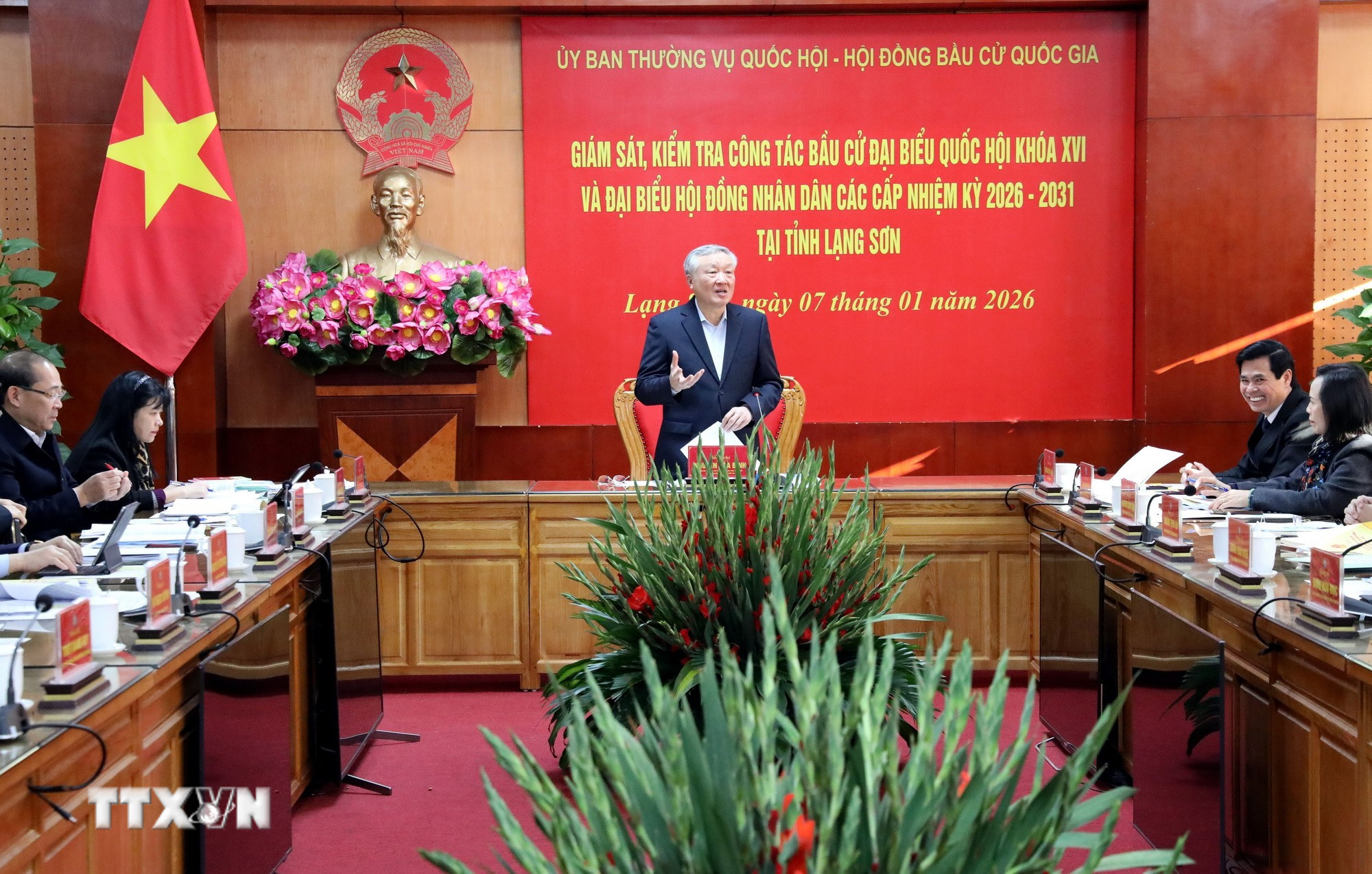 Phó Thủ tướng Thường trực Nguyễn Hòa Bình phát biểu tại buổi làm việc. (Ảnh: Văn Đạt/TTXVN)