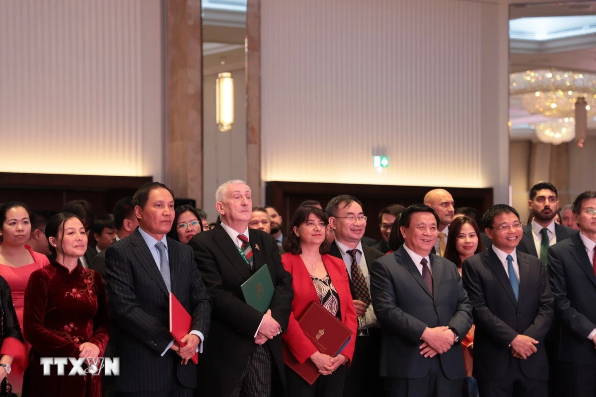 Ủy viên Bộ Chính trị, Giám đốc Học viện Chính trị Quốc gia Hồ Chí Minh Nguyễn Xuân Thắng (hàng đầu, thứ 3, phải sang) và các quan khách dự Lễ kỷ niệm. (Ảnh: Hữu Tiến/TTXVN)