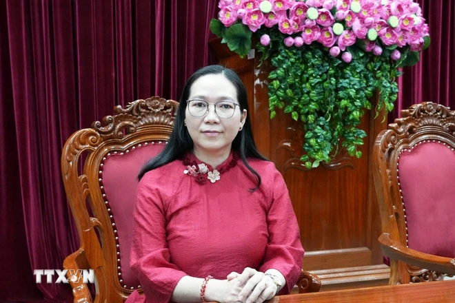 Ủy viên Ban Thường vụ Tỉnh ủy, Phó Chủ tịch Thường trực Ủy ban MTTQ Việt Nam tỉnh Vĩnh Long Nguyễn Thị Hồng Nhung trả lời phỏng vấn phóng viên TTXVN. (Ảnh: Phạm Minh Tuấn/TTXVN)