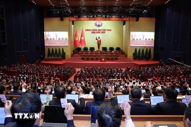 Các đại biểu biểu quyết thông qua Nghị quyết Đại hội XIV của Đảng. (Ảnh: TTXVN)