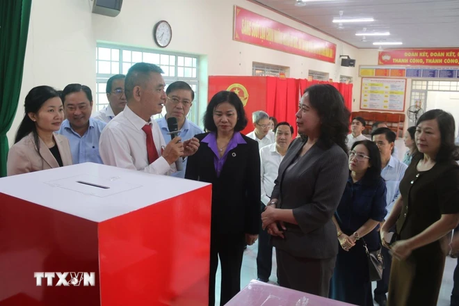 Đại diện Tổ bầu cử số 32 (phường Trấn Biên, tỉnh Đồng Nai) báo cáo với Bí thư Trung ương Đảng, Phó Chủ tịch nước Võ Thị Ánh Xuân về việc chuẩn bị cho công tác bầu cử. (Ảnh: Lê Xuân/TTXVN)