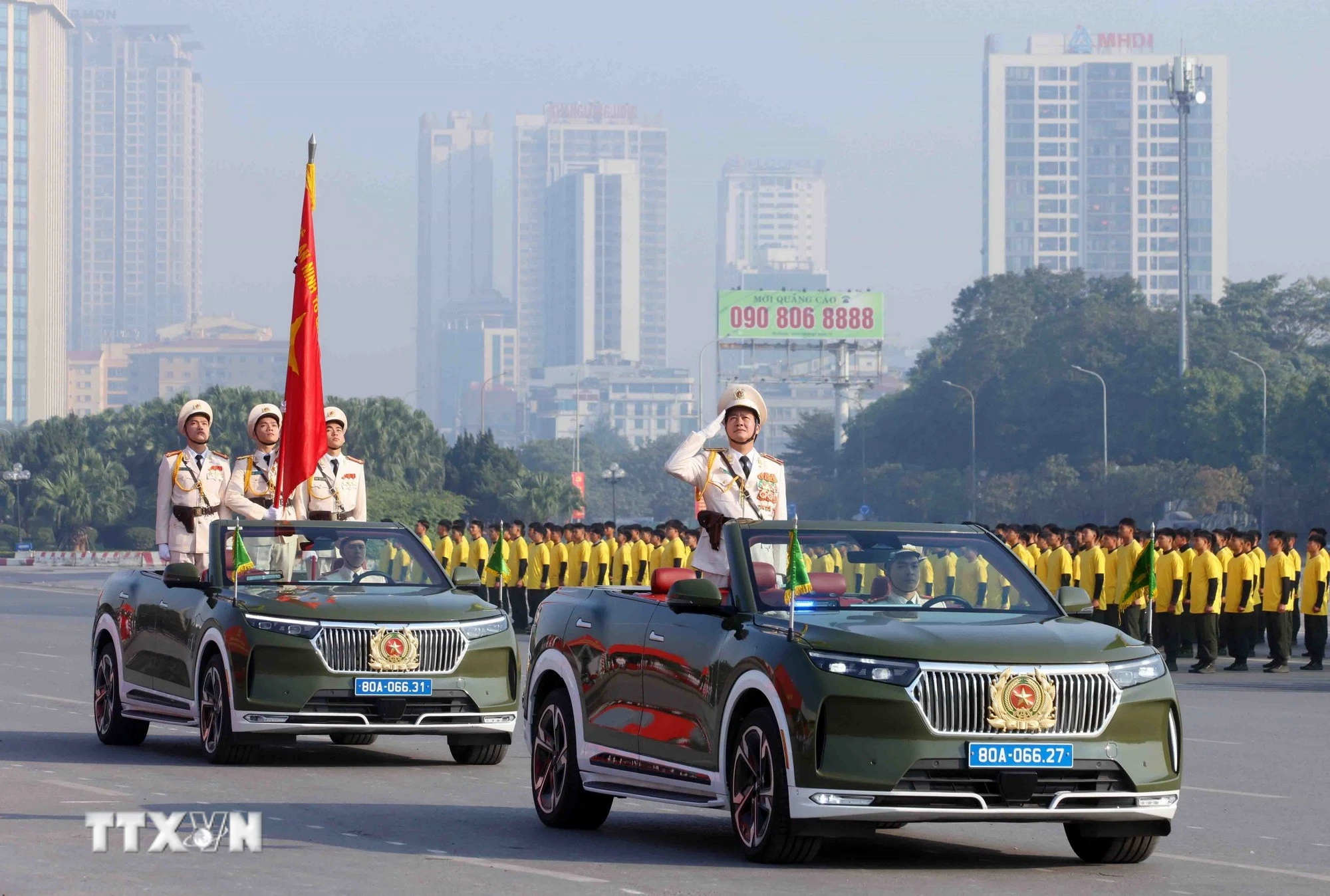 Xe chỉ huy và Tổ Công an kỳ dẫn đầu đội hình đại diện cho các lực lượng tham gia bảo vệ Đại hội Đảng toàn quốc lần thứ XIV. (Ảnh: Phạm Kiên/TTXVN)