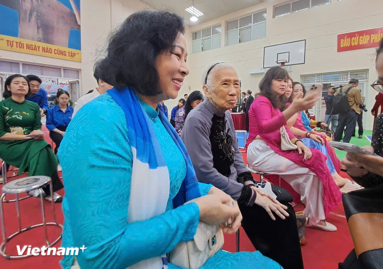 Cụ Ngô Diệu Mỵ (áo nâu đen chính giữa), 90 tuổi, 55 tuổi Đảng, trú tại số 33 phố Thái Phiên, phường Hai Bà Trưng.