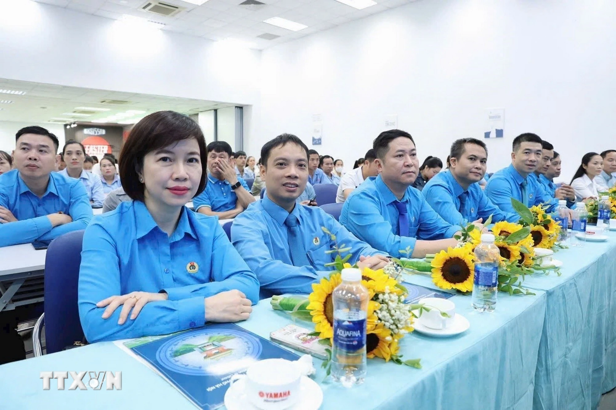 Sắc đỏ rực rỡ của cờ hoa, trên nhiều tuyến phố đã tạo nên một “bức tranh” sinh động chào mừng Đại hội XIV của Đảng. (Ảnh: Thanh Tùng/TTXVN)