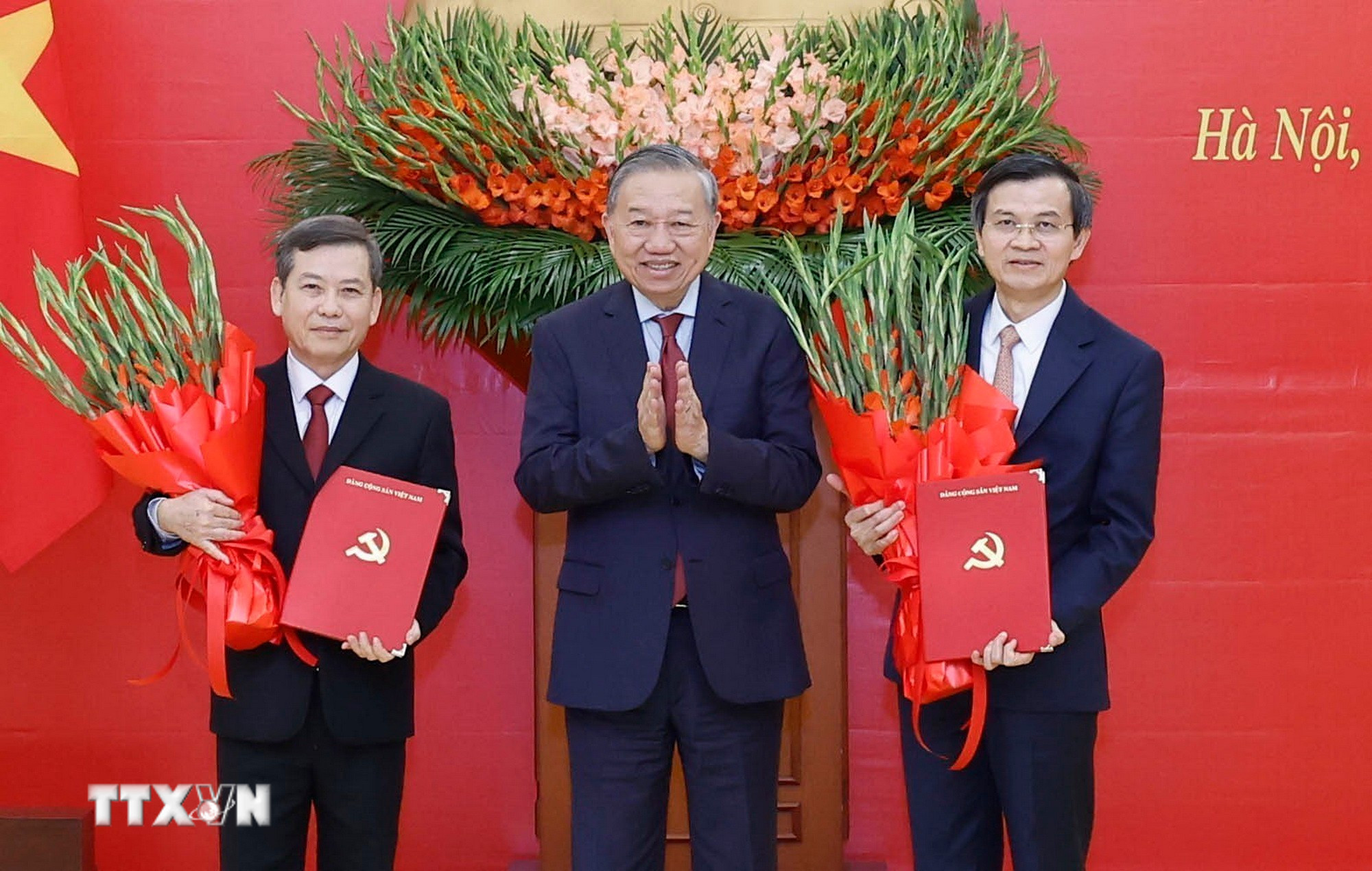 Tổng Bí thư Tô Lâm trao Quyết định của Bộ Chính trị cho các đồng chí Lê Minh Trí (bên trái) và Đoàn Minh Huấn (bên phải). (Ảnh: Thống Nhất/TTXVN)