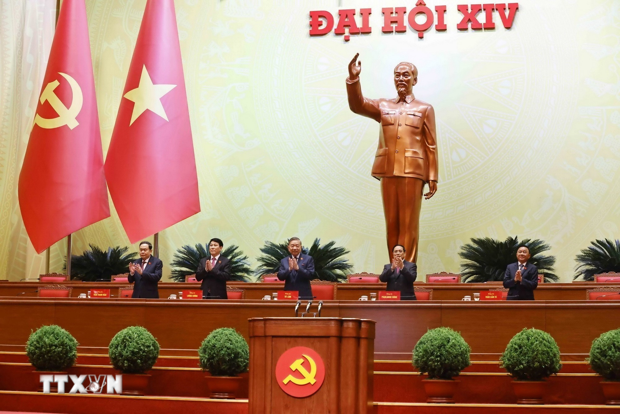 Các đồng chí lãnh đạo chủ chốt của Đảng, Nhà nước chủ trì phiên họp trù bị Đại hội XIV của Đảng. (Ảnh: TTXVN)