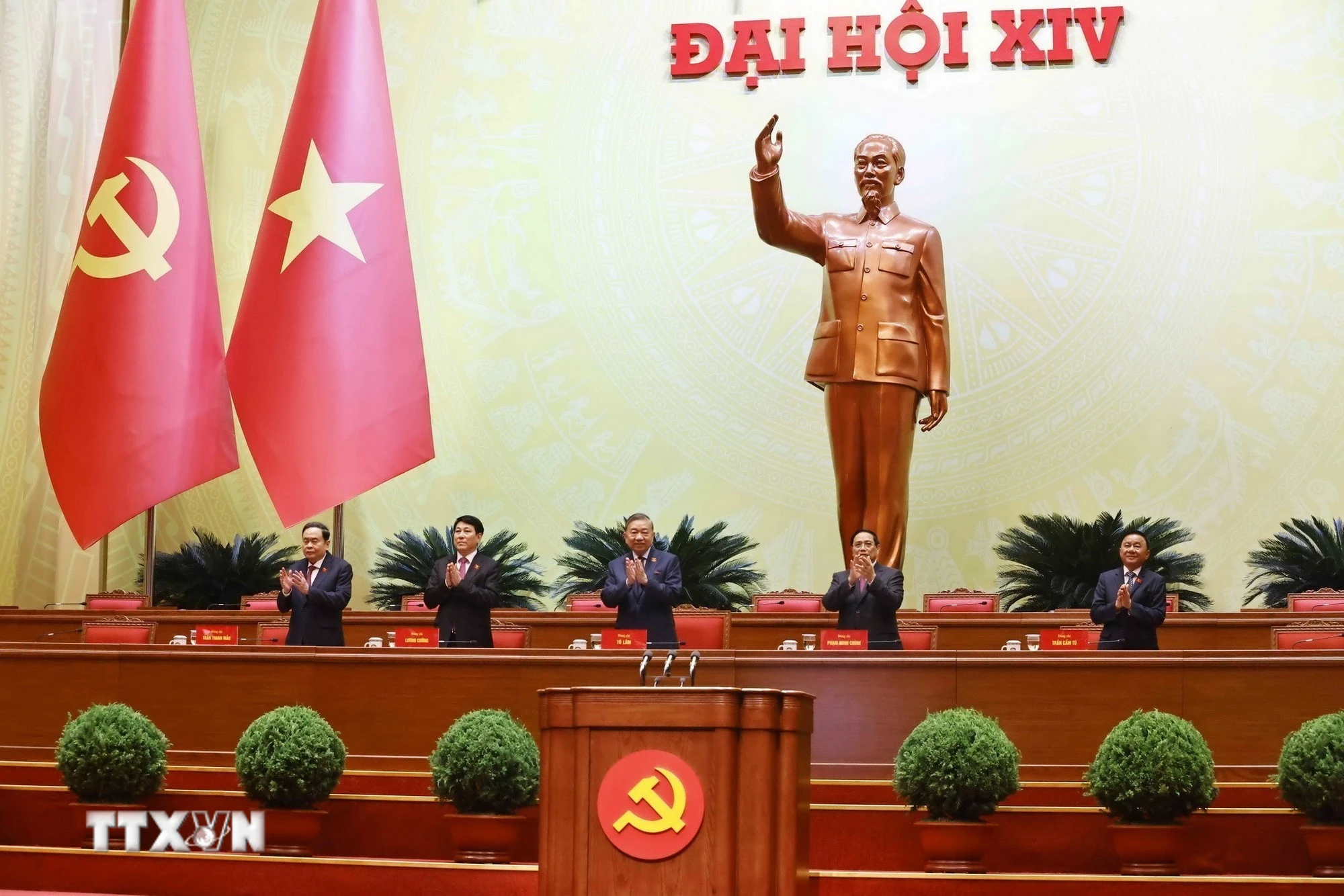 Các đồng chí lãnh đạo chủ chốt của Đảng, Nhà nước chủ trì phiên họp trù bị Đại hội XIV của Đảng. (Ảnh: TTXVN)