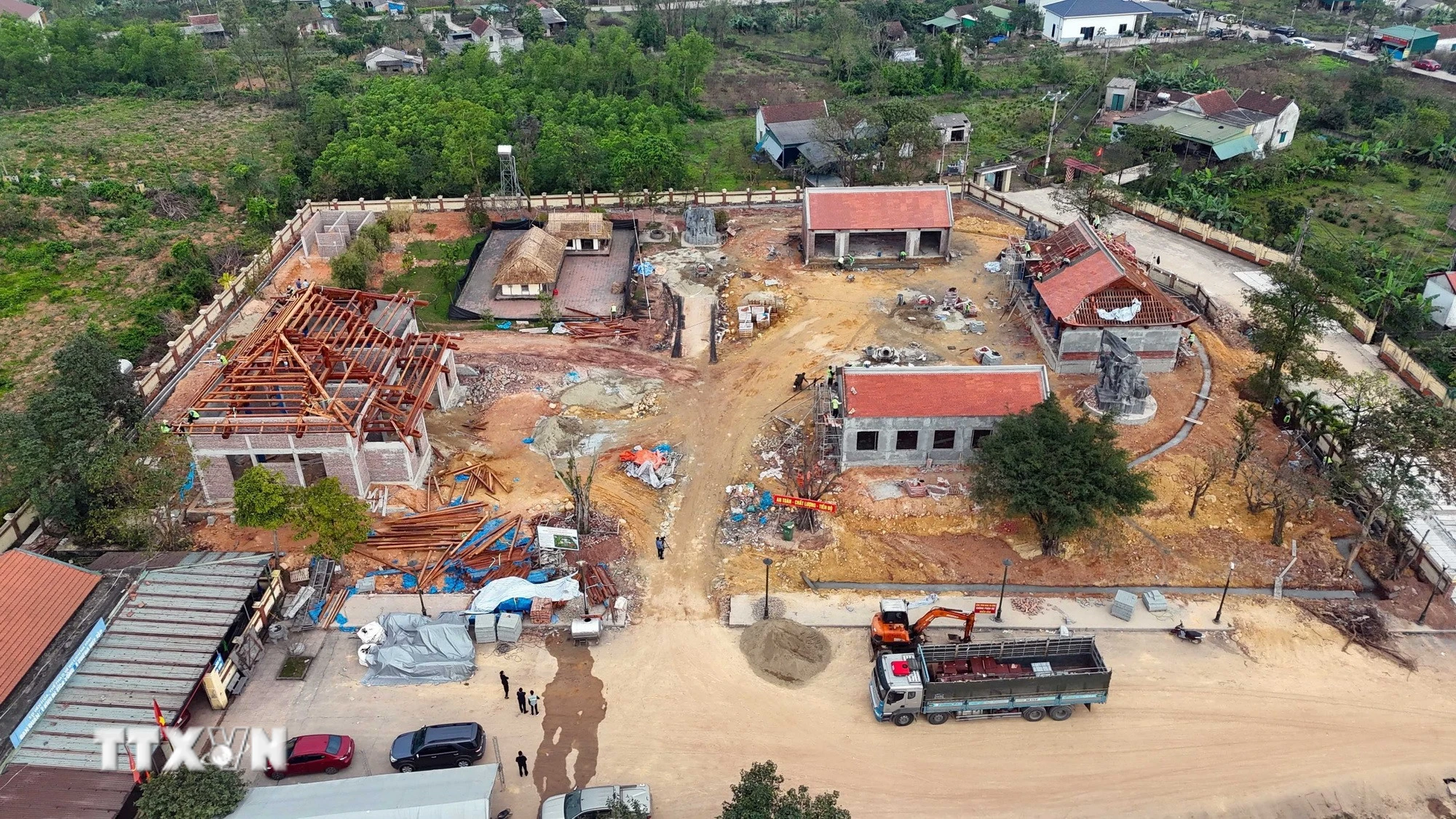 Dự án tu bổ, tôn tạo khu mộ và khu lưu niệm cố Tổng Bí thư Hà Huy Tập (xã Cẩm Hưng) đang được các đơn vị đẩy nhanh tiến độ thi công. (Ảnh: Hữu Quyết/TTXVN)