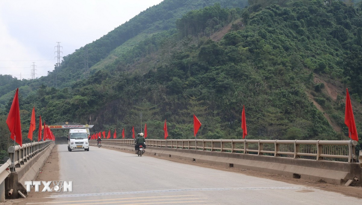 Nhiều đường phố ở xã miền núi Bến Giằng với sắc đỏ cờ Tổ quóc chào mừng Đại hội lần thứ XIV của Đảng. (Ảnh: Đỗ Trưởng/TTXVN)