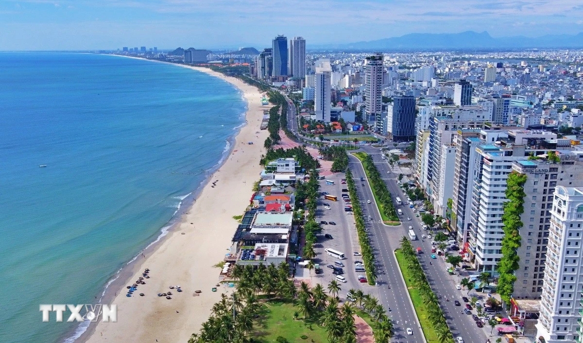 Thành phố Đà Nẵng nay đã trở thành điểm đến du lịch nổi tiếng trong nước và quốc tế, với lợi thế hạ tầng phát triển và bãi biển trải dài hàng trăm cây số. (Ảnh: Quốc Dũng/TTXVN)