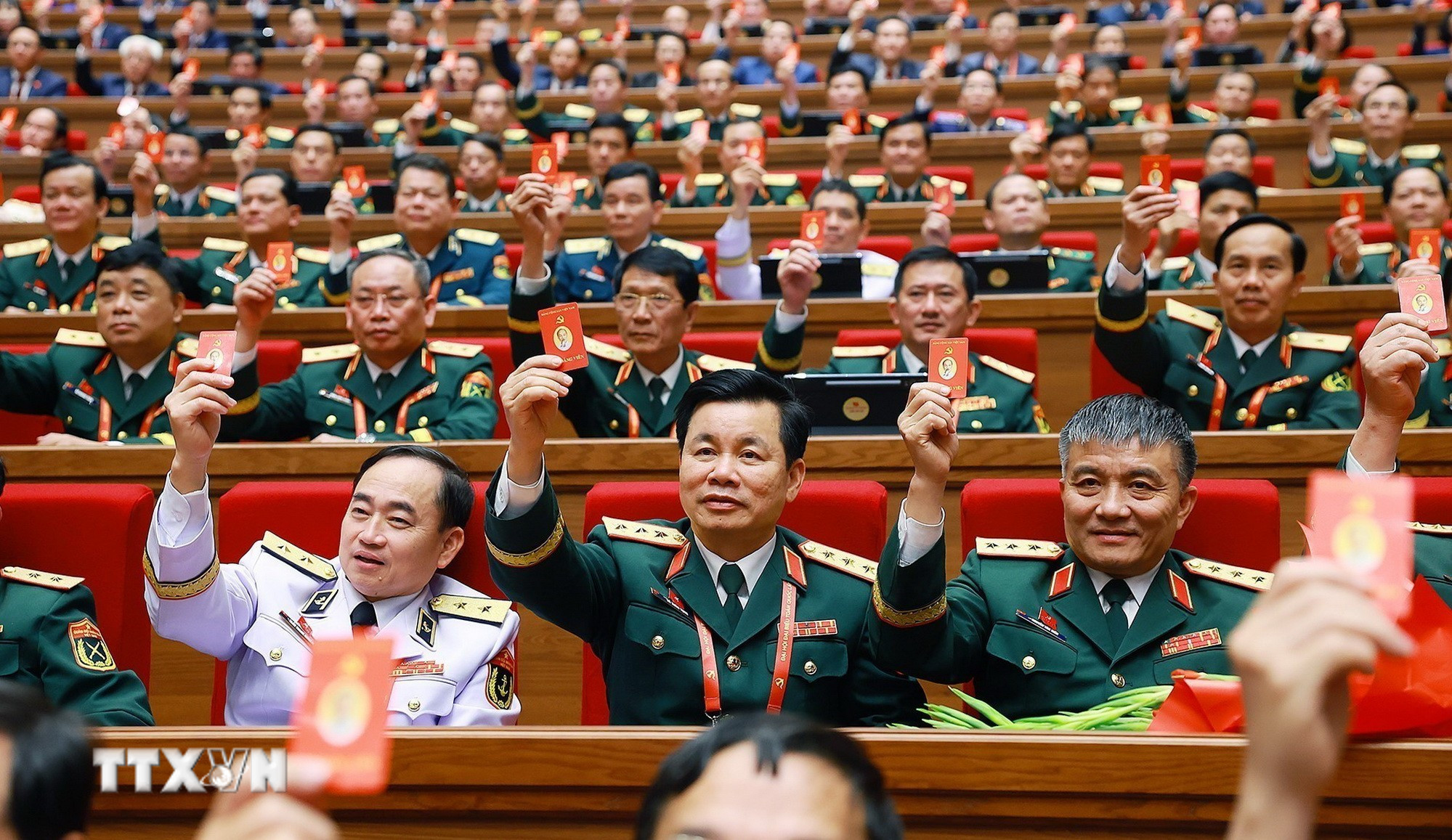 Đại biểu biểu quyết thông qua Nghị quyết Đại hội XIV của Đảng. (Ảnh: TTXVN)