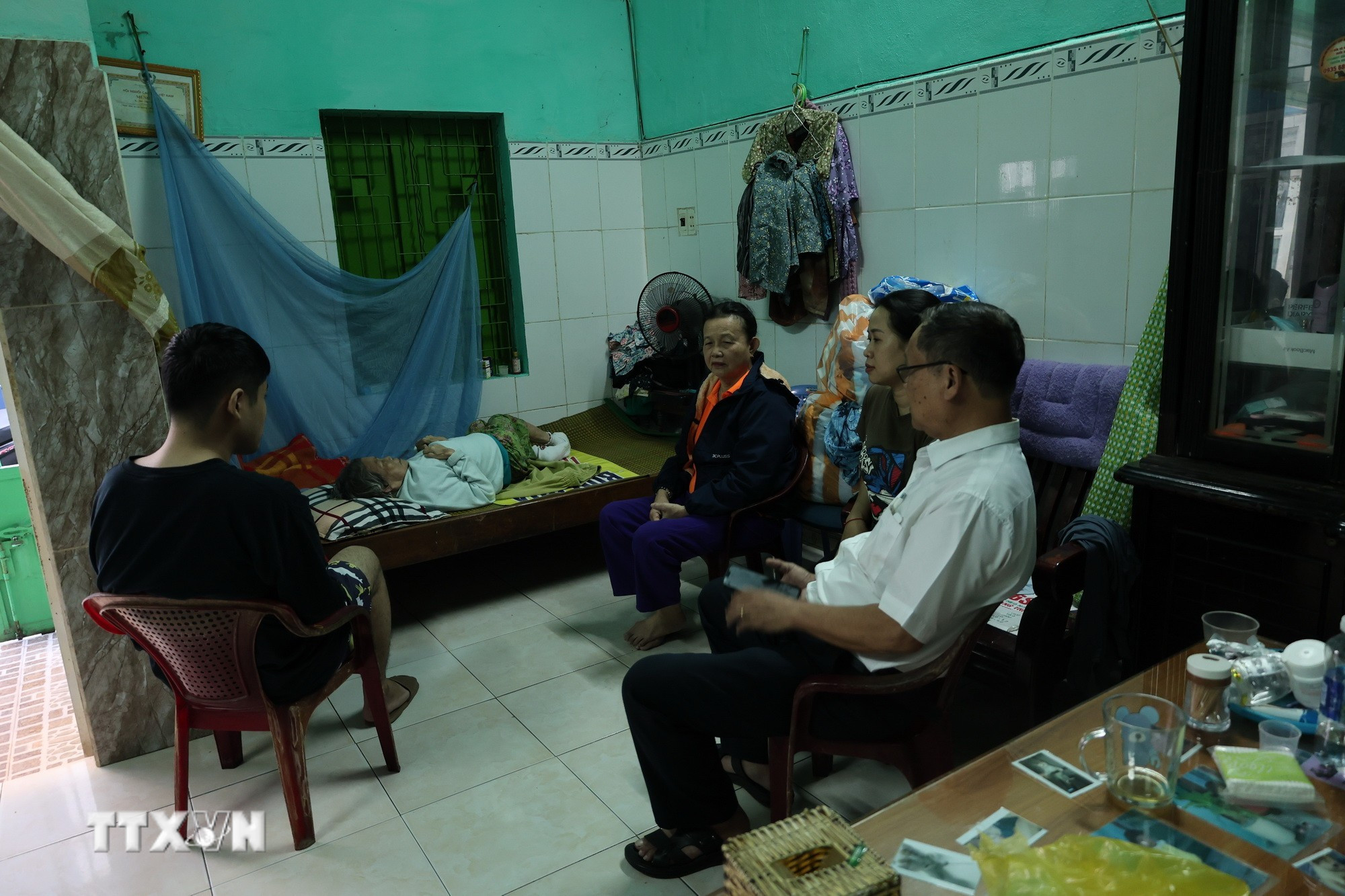 Chi bộ 6D quan tâm, hỗ trợ cho các hộ gia đình có hoàn cảnh khó khăn trong khu dân cư để không ai bị bỏ lại phía sau. (Ảnh: Xuân Quý/TTXVN)