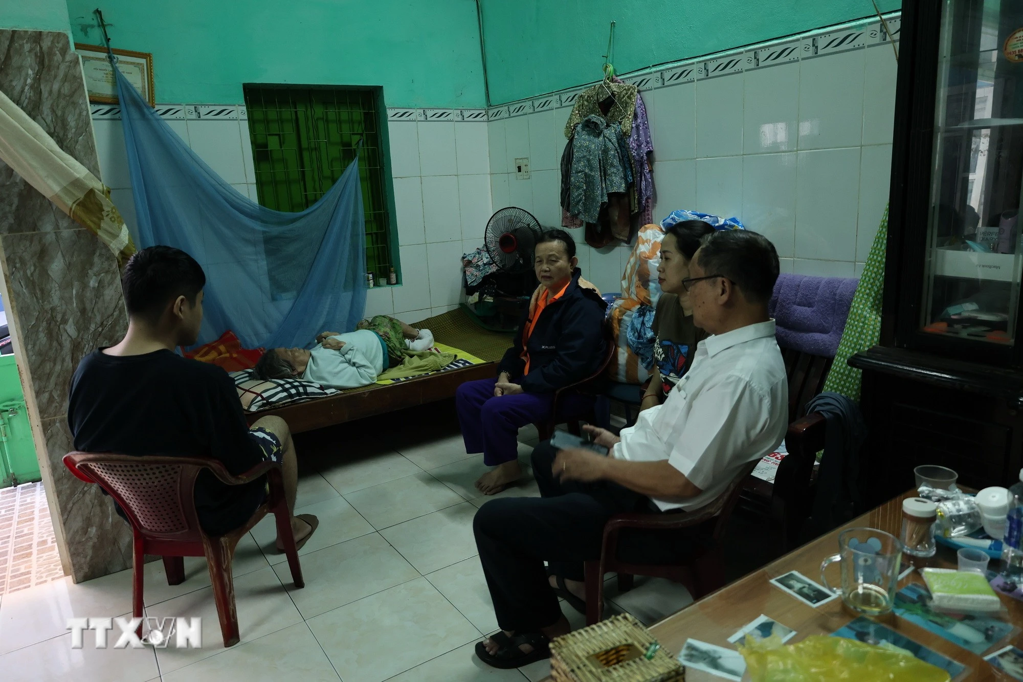Chi bộ 6D quan tâm, hỗ trợ cho các hộ gia đình có hoàn cảnh khó khăn trong khu dân cư để không ai bị bỏ lại phía sau. (Ảnh: Xuân Quý/TTXVN)