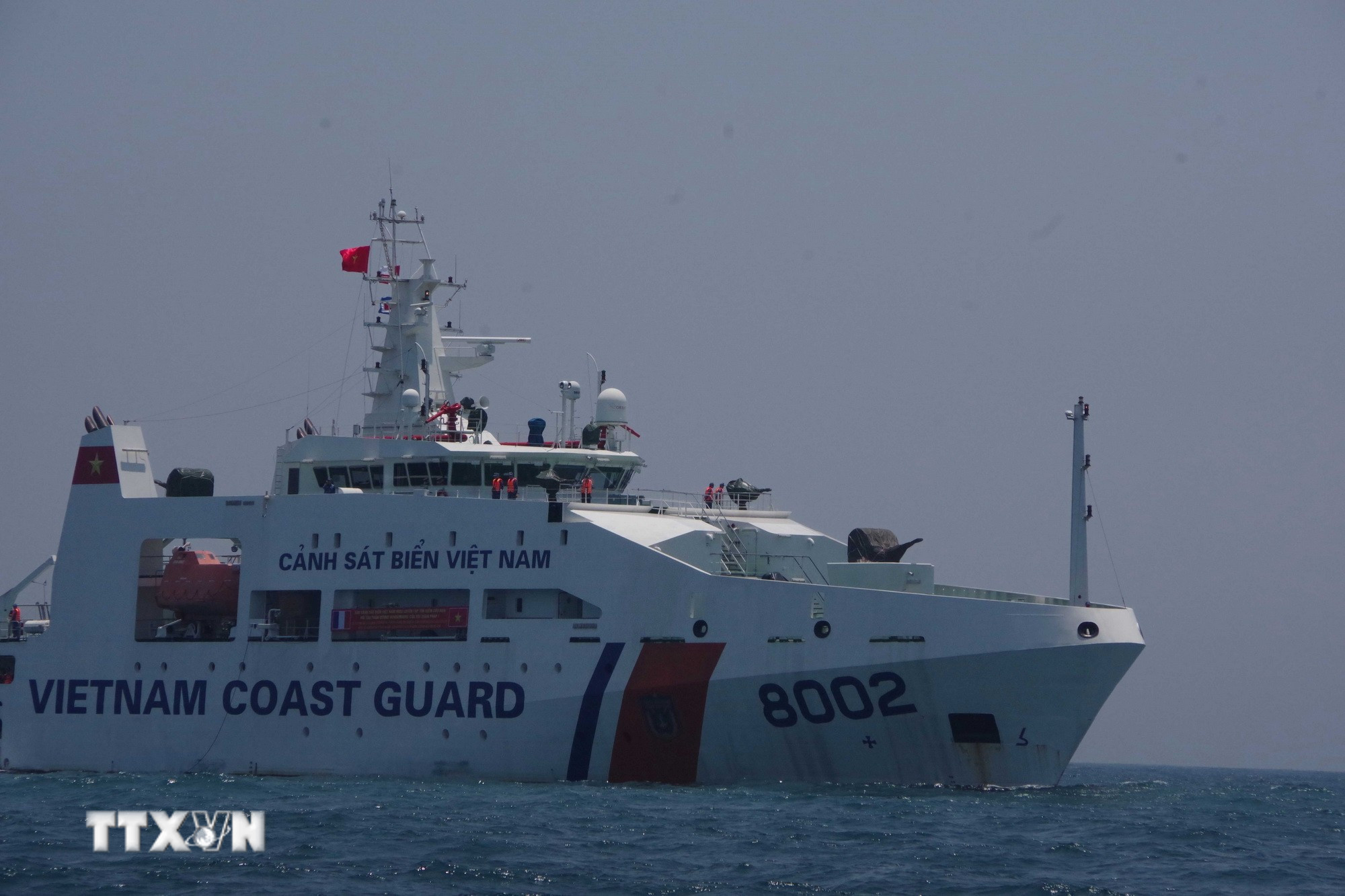 Cán bộ chiến sỹ Bộ Tư lệnh Vùng Cảnh sát biển 2 tuần tra, thực thi pháp luật trên biển. (Ảnh: Đoàn Hữu Trung/TTXVN)