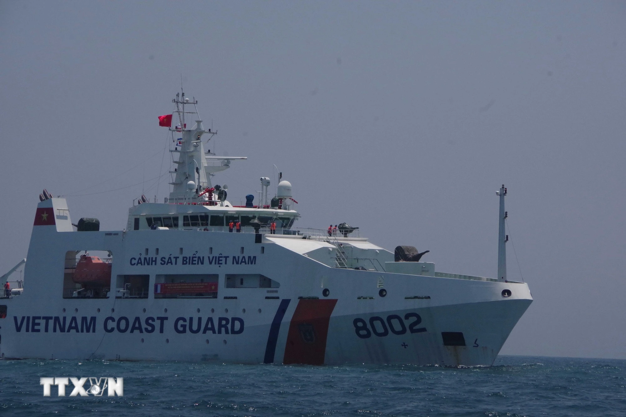 Cán bộ chiến sỹ Bộ Tư lệnh Vùng Cảnh sát biển 2 tuần tra, thực thi pháp luật trên biển. (Ảnh: Đoàn Hữu Trung/TTXVN)