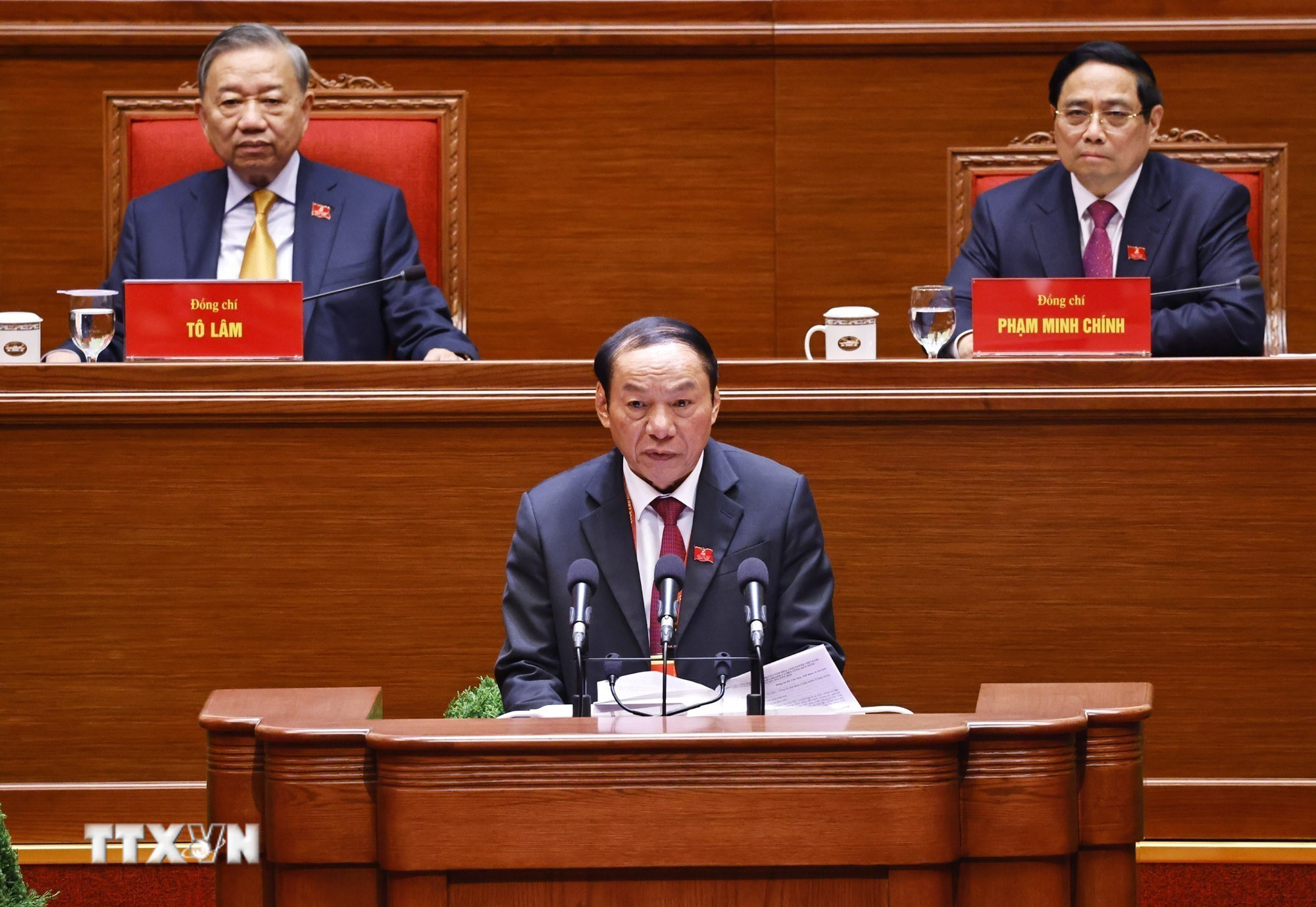 Đồng chí Nguyễn Văn Hùng, Ủy viên Trung ương Đảng, Bí thư Đảng ủy, Bộ trưởng Bộ Văn hóa, Thể thao và Du lịch, trình bày tham luận “Phát huy sức mạnh nội sinh của văn hóa, con người Việt Nam - nền tảng cho phát triển nhanh và bền vững đất nước trong kỷ nguyên mới". (Ảnh: TTXVN)