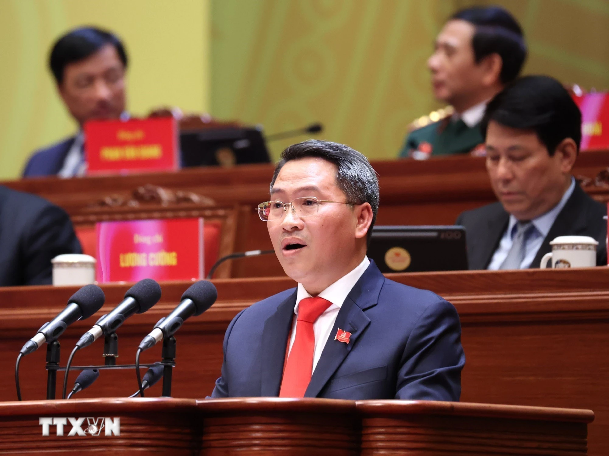 Đồng chí Nguyễn Tấn Phát, Thành ủy viên, Bí thư Đảng ủy phường Sài Gòn (Thành phố Hồ Chí Minh), trình bày tham luận “Lãnh đạo phát triển kinh tế tư nhân nhanh và bền vững”. (Ảnh: TTXVN)