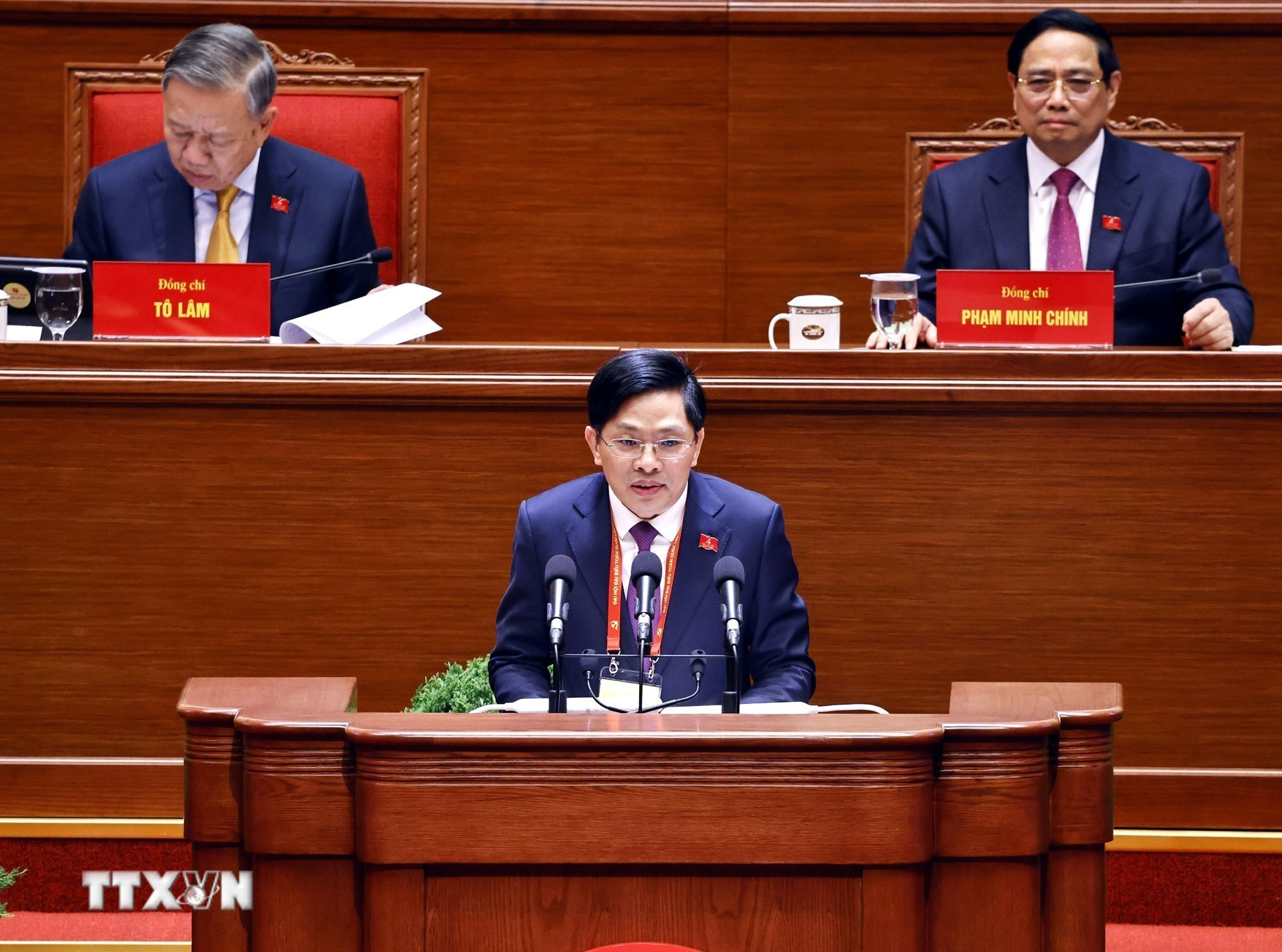 Đồng chí Đặng Văn Dũng, Phó Trưởng Ban Nội chính Trung ương, trình bày tham luận “Tiếp tục đẩy mạnh, kiên quyết, kiên trì đấu tranh ngăn chặn, đẩy lùi tham nhũng, lãng phí, tiêu cực”. (Ảnh: TTXVN)