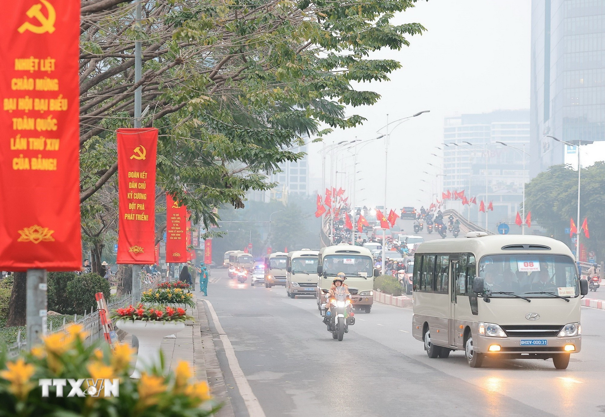 Đoàn xe chở các đại biểu dự Đại hội đại biểu toàn quốc lần thứ XIV của Đảng di chuyển trên đường Nguyễn Chí Thanh về Trung tâm Hội nghị Quốc gia. (Ảnh: TTXVN)
