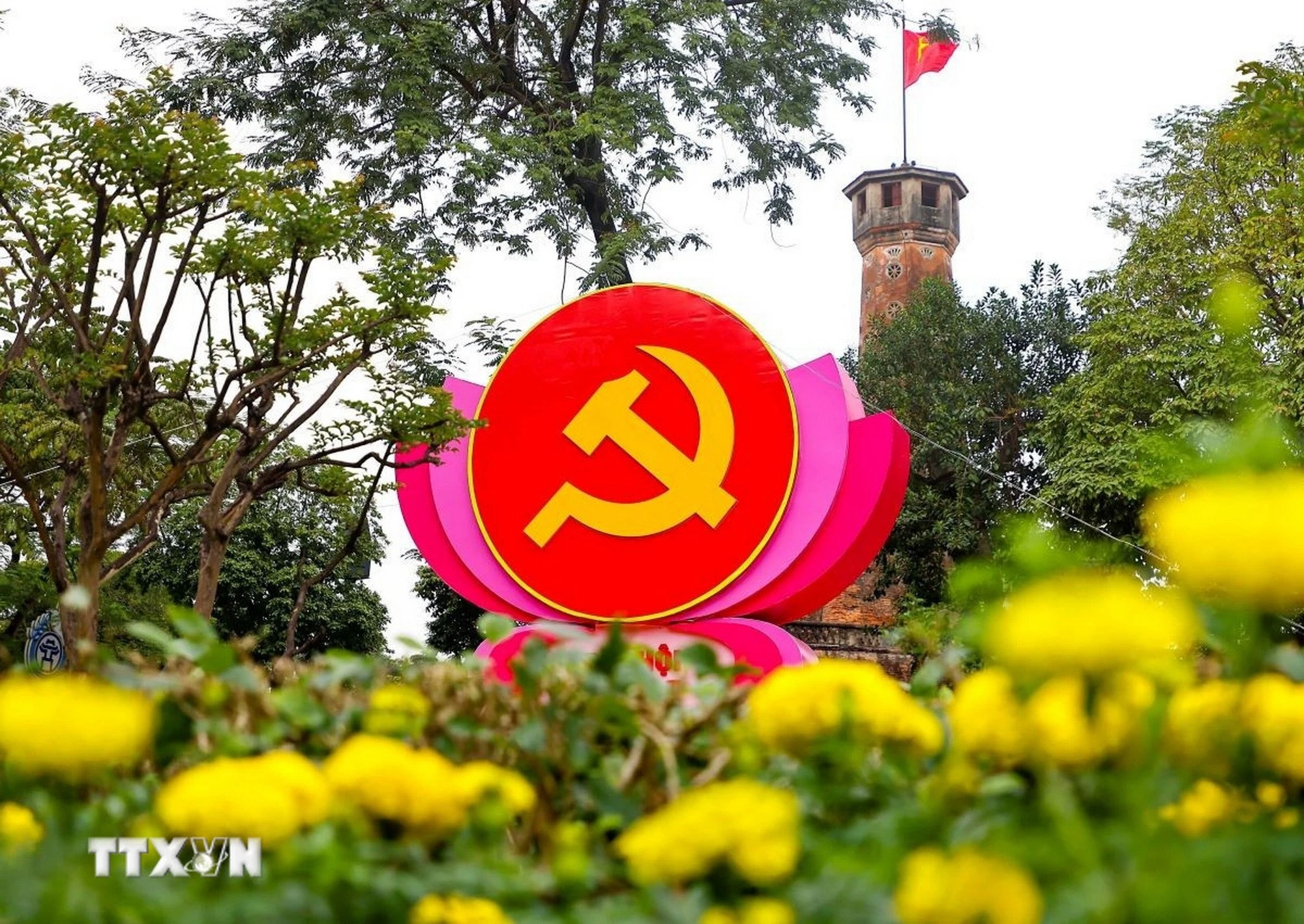 Sắc đỏ rực rỡ của cờ hoa, trên nhiều tuyến phố đã tạo nên một “bức tranh” sinh động chào mừng Đại hội XIV của Đảng. (Ảnh: Thanh Tùng/TTXVN)