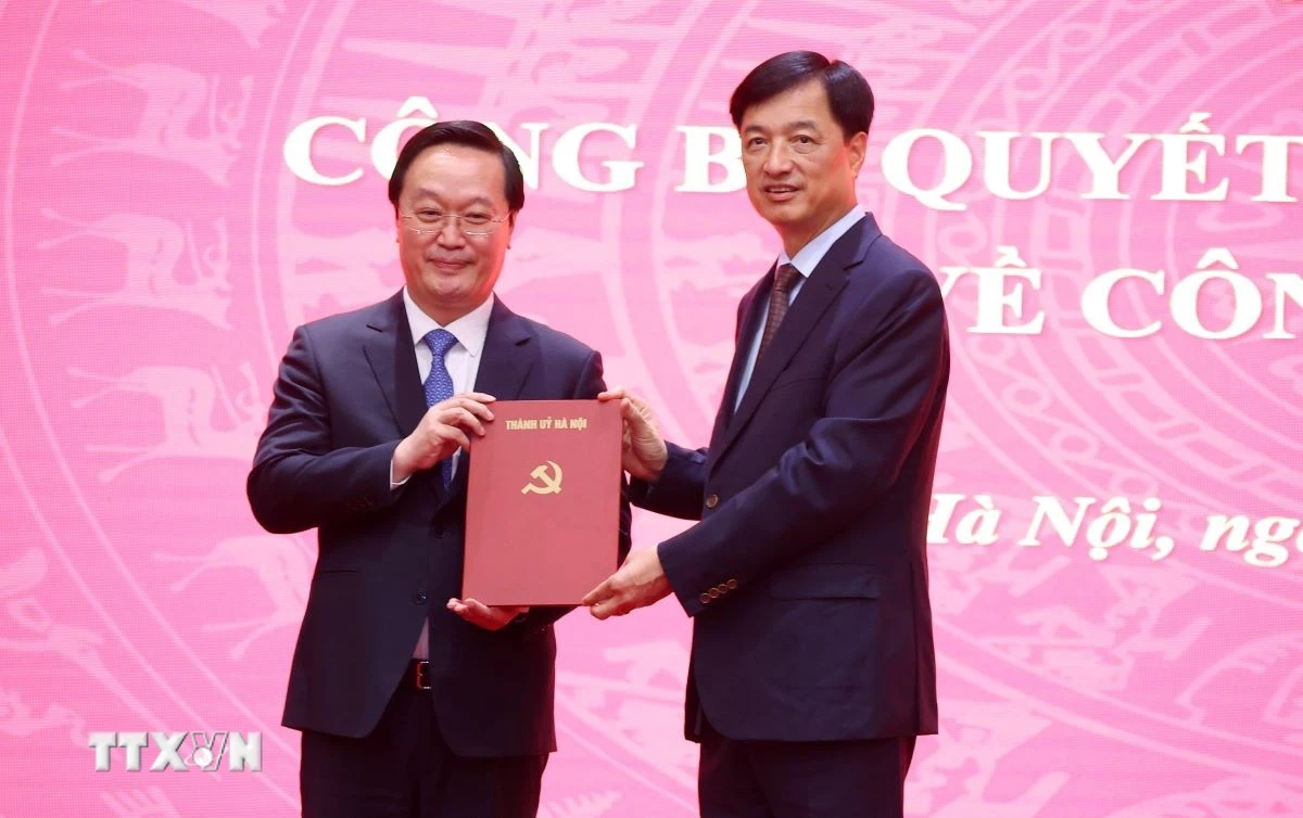 Ủy viên Bộ Chính trị, Bí thư Thành ủy Hà Nội Nguyễn Duy Ngọc trao quyết định cho đồng chí Nguyễn Đức Trung. (Ảnh: Văn Điệp/TTXVN)