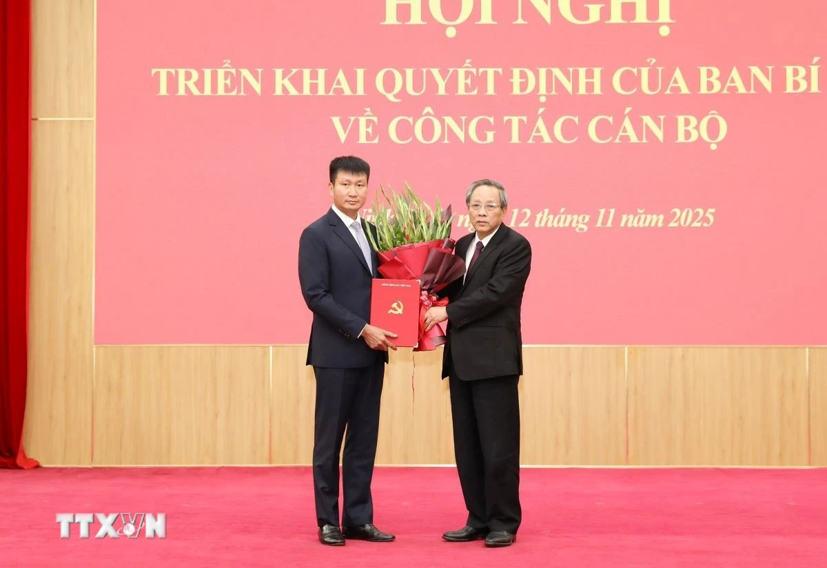 Đồng chí Hoàng Đăng Quang (phải), Ủy viên Trung ương Đảng, Phó Trưởng ban Thường trực Ban Tổ chức Trung ương, trao quyết định cho đồng chí Trần Huy Tuấn giữ chức Phó Bí thư Tỉnh ủy Ninh Bình. (Ảnh: Đức Phương/TTXVN)