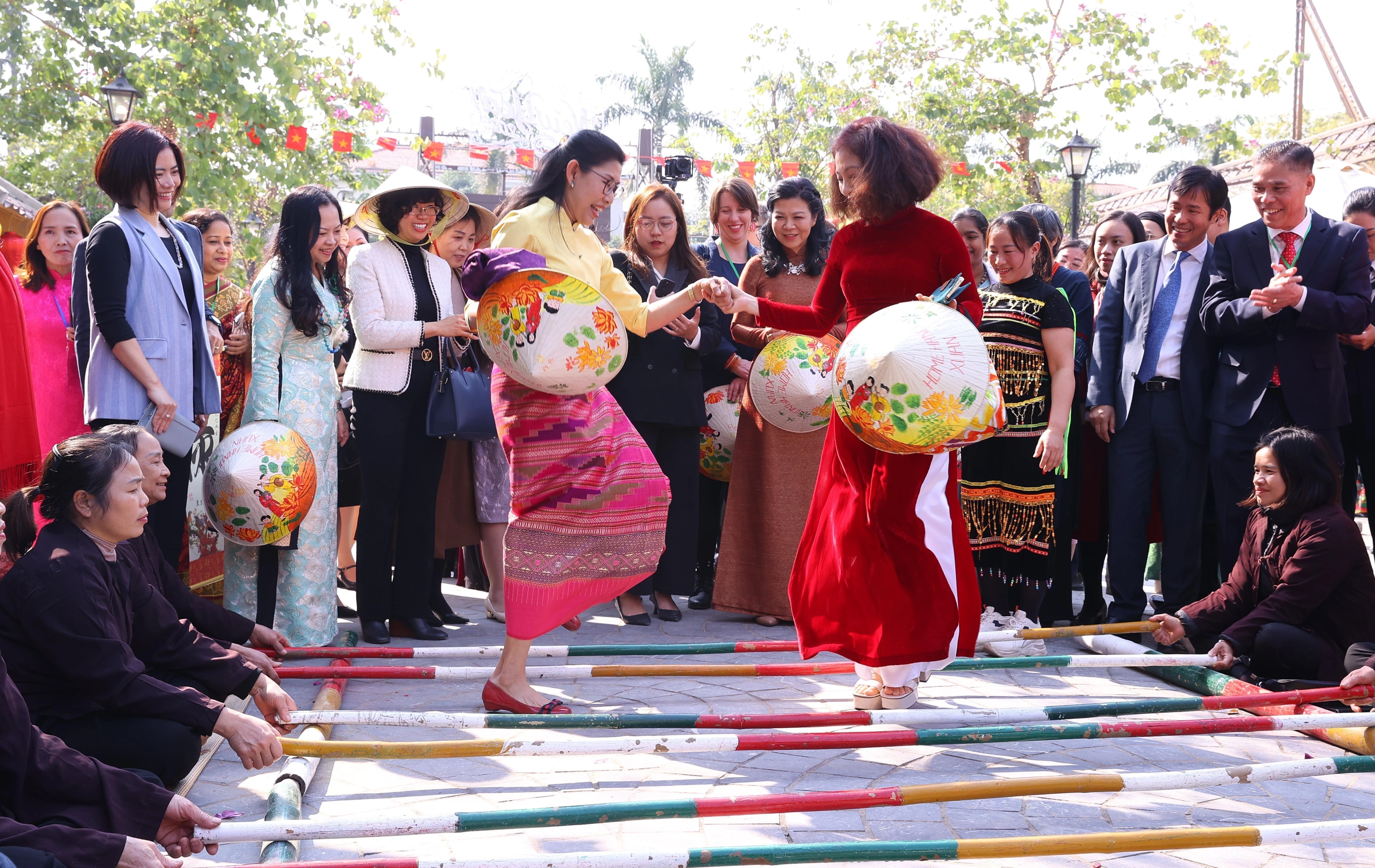 Ngày 16/1/2025, bà Ngô Phương Ly, Phu nhân Tổng Bí thư Tô Lâm tham dự Chương trình ngoại giao văn hóa "Bản hòa ca Tết Việt" cùng các nữ Đại sứ và phu nhân các Đại sứ, Trưởng cơ quan đại diện Việt Nam ở nước ngoài. (Ảnh: Văn Điệp/TTXVN)