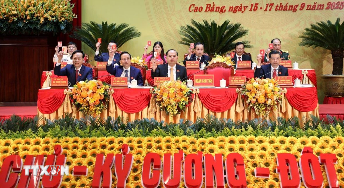 Đoàn Chủ tịch điều hành Đại hội. (Ảnh: Quốc Đạt/TTXVN)