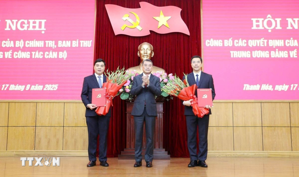 Đồng chí Lê Minh Hưng, Ủy viên Bộ Chính trị, Bí thư Trung ương Đảng, Trưởng Ban Tổ chức Trung ương trao quyết định của Bộ Chính trị cho đồng chí Nguyễn Hoài Anh (trái) và đồng chí Nguyễn Hồng Phong (phải). (Ảnh: Việt Hoàng/TTXVN)