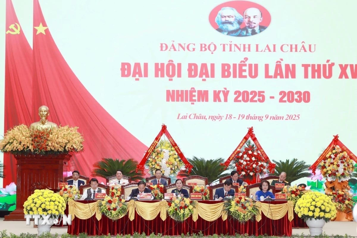 Đoàn Chủ tịch điều hành Đại hội đại biểu tỉnh Lai Châu lần thứ 15, nhiệm kỳ 2025-2030. (Ảnh: Quý Trung/TTXVN)