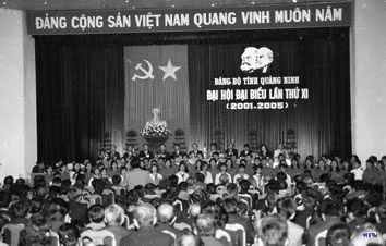 Đoàn Chủ tịch tại Đại hội Đảng bộ Thành phố Hà Nội lần thứ XIII (2001). Ảnh: TTXVN