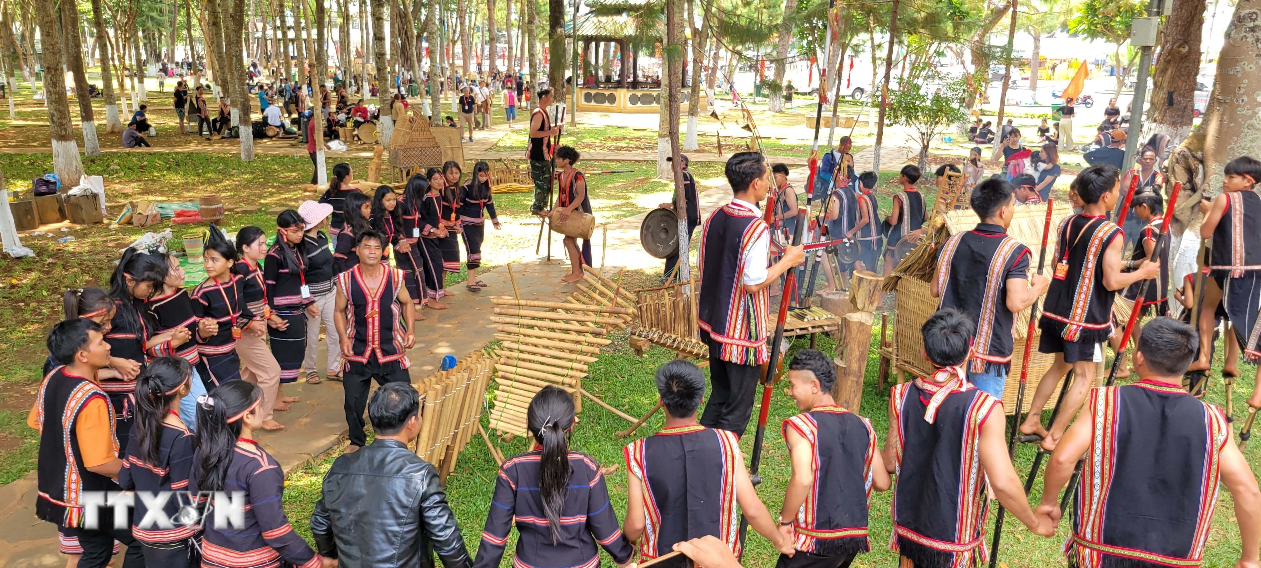 Các hoạt động văn hóa, nghệ thuật tại phân khu "Tinh hoa văn hóa Việt Nam". (Ảnh: Khánh Hòa/TTXVN)