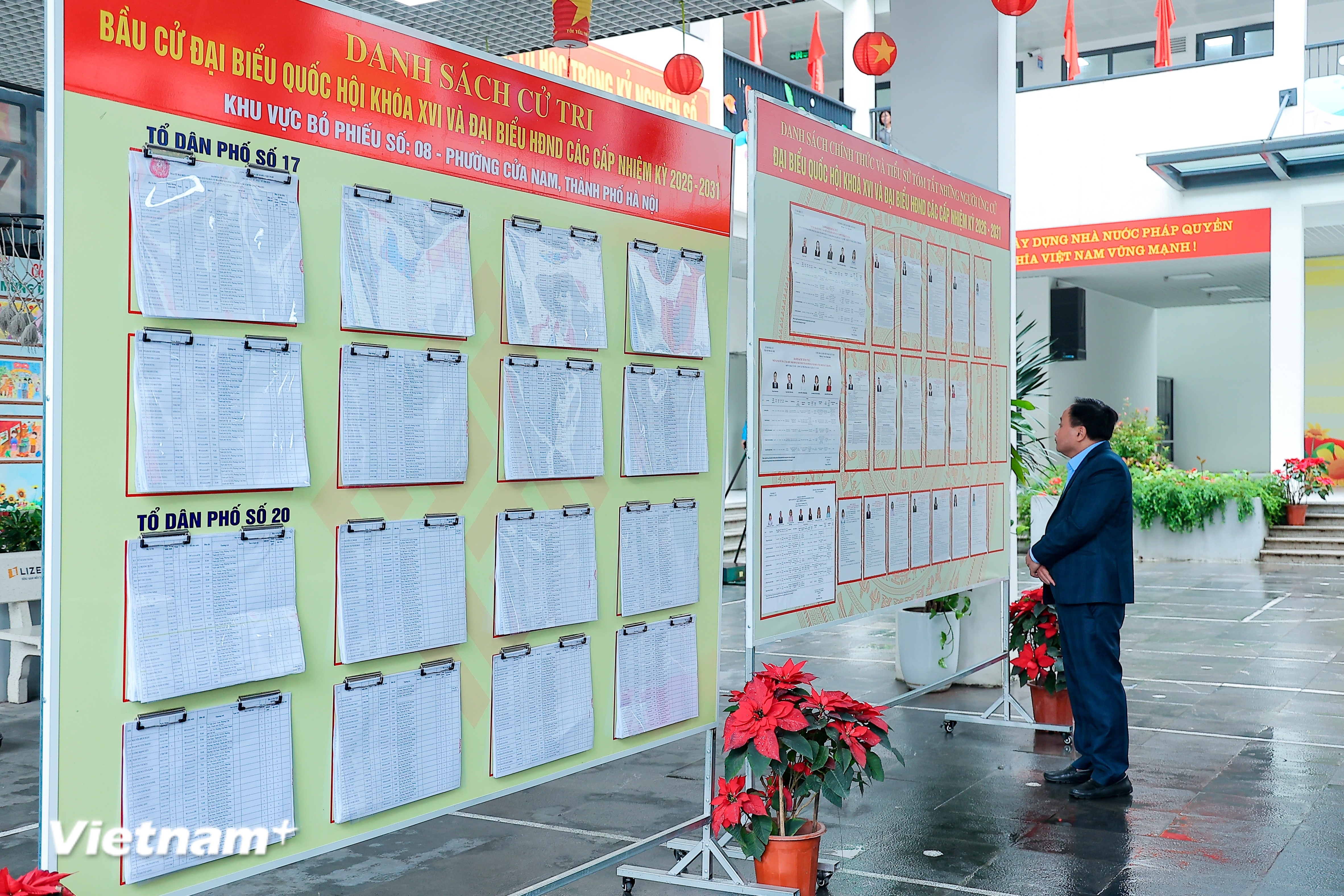 Công tác lập và niêm yết danh sách cử tri, danh sách người ứng cử, chuẩn bị cơ sở vật chất, phương án bảo đảm an ninh trật tự… đang được triển khai đúng tiến độ. (Ảnh: Hoài Nam/Vietnam+)