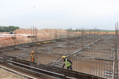 Nhà thầu thi công hạng mục bể nước phòng cháy chữa cháy tại Khu công nghiệp Song Mai-Nghĩa Trung, tỉnh Bắc Ninh. (Ảnh: Thanh Thương/TTXVN)