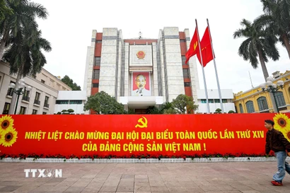 Pano chào mừng Đại hội đại biểu toàn quốc lần thứ XIV của Đảng trước trụ sở Ủy ban nhân dân thành phố Hà Nội. (Ảnh: Thanh Tùng/TTXVN)