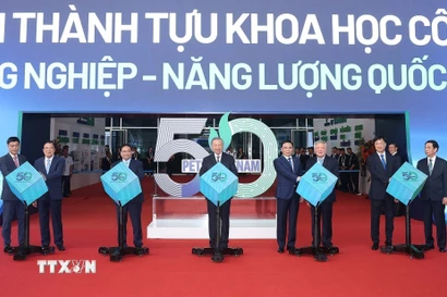 Tổng Bí thư Tô Lâm, Thủ tướng Phạm Minh Chính và các đồng chí lãnh đạo Đảng, Nhà nước thực hiện nghi thức khai mạc triển lãm thành tựu khoa học công nghệ. (Ảnh: Thống Nhất/TTXVN)